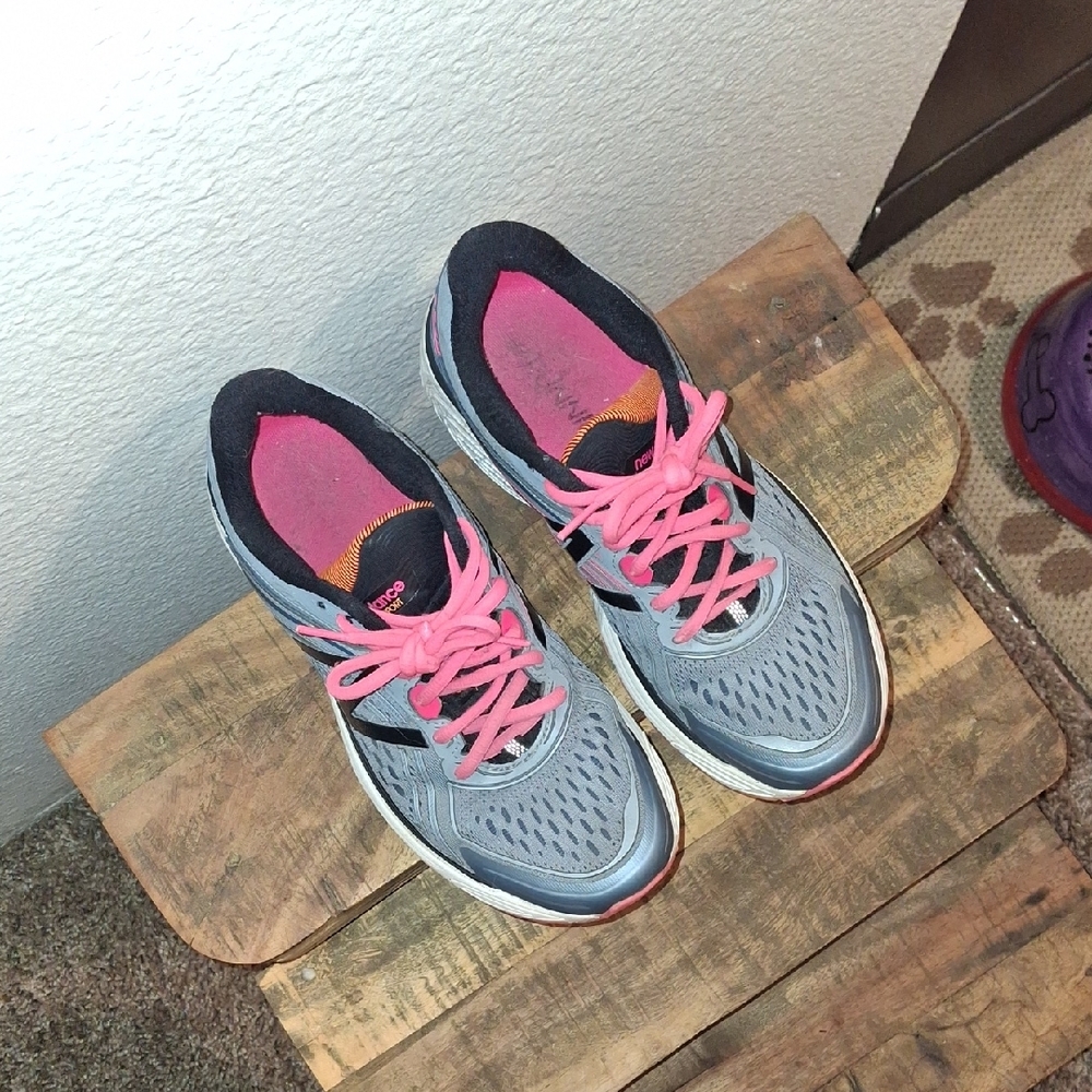EUC Women's New Balance Running Shoes Size 8 - Picture 9 of 11